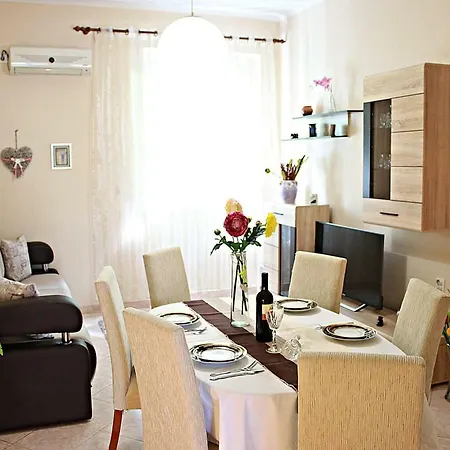 Eden Apartment *